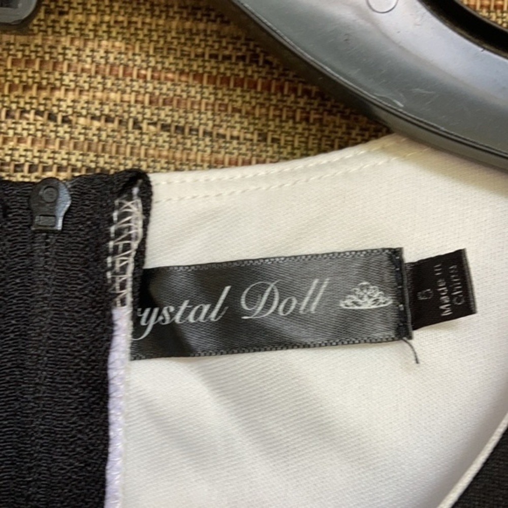 Fully lined black and white stripe crop top - Picture 2 of 4